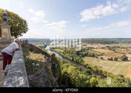 Tourist auf der Suche nach dem Fluss Dordogne von Domme, Departement Dordogne in Nouvelle-Aquitaine , Francia Stockfoto