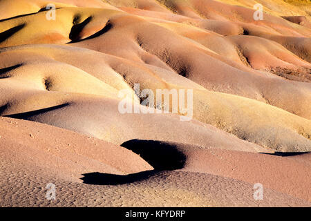 Nahaufnahme der sieben farbigen Erden, eine geologische Formation und touristische Attraktion in der Nähe von Chamarel, Mauritius, Afrika. Stockfoto