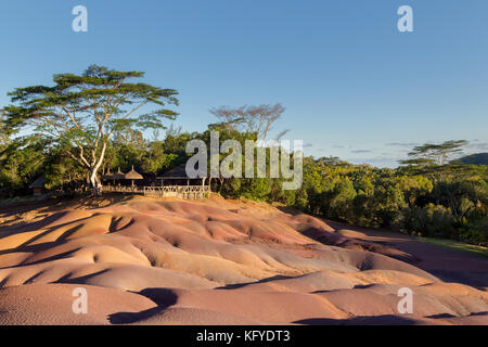 Die sieben farbigen Erden, eine geologische Formation und touristische Attraktion in der Nähe von Chamarel, Mauritius, Afrika. Stockfoto