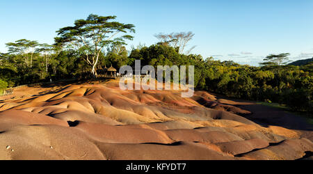 Die sieben farbigen Erden, eine geologische Formation und touristische Attraktion in der Nähe von Chamarel, Mauritius, Afrika. Stockfoto