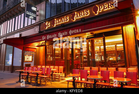 Das traditionelle Pariser Café Le relais Paris Opera befindet sich in der Nähe der Opéra Garnier in Paris, Frankreich. Stockfoto