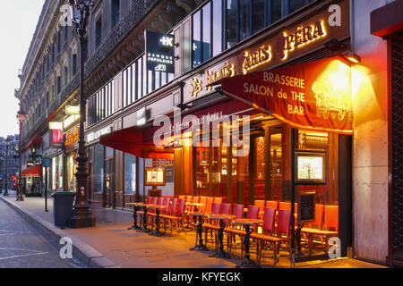 Das traditionelle Pariser Café Le relais Paris Opera befindet sich in der Nähe der Opéra Garnier in Paris, Frankreich. Stockfoto