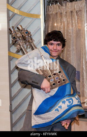 Minnetonka, Minnesota. 14-jähriger Junge, der für seine Bar Mitzva in der Synagoge der Kongregation Bet Shalom praktiziert. Ich halte die Torah für ein Foto. Stockfoto