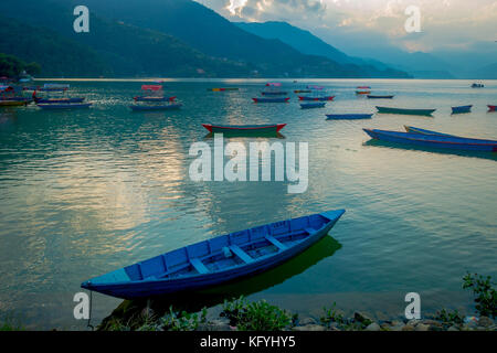 Pokhara, Nepal - September 04, 2017: schöne Aussicht auf Blau boote Seeufer in Pokhara, Nepal Stockfoto