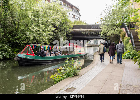 15-04." oder "Aufsch." Weitergabe der Regents Canal mit Menschen zu Fuß in den leinpfad am Kanal in der Nähe von Camden Town, London, England, Großbritannien Stockfoto