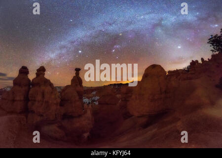 Panorama der Milchstraße über hoodoo im Bryce Canyon National Park, Utah Stockfoto