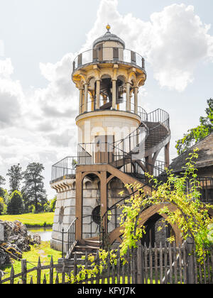 Wunderschöne Leuchtturm close-up architektonischen Foto mit verwittertes Holz Lattenzaun Rebe und überdachten Torbogen und Tor im Vordergrund in Versailles. Stockfoto