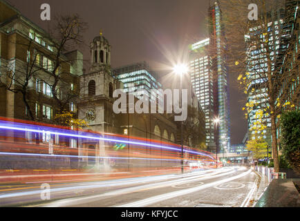 Die kleine alte Kirche von "All Hallows an der Wand' in krassem Gegensatz zu den modernen Hochhäusern überragt sitzt Stockfoto