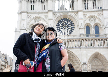 Asain Frauen Mutter und Tochter reisen und posieren für ein Foto mit Kathedrale notre-dame de Paris in Paris, Frankreich Stockfoto