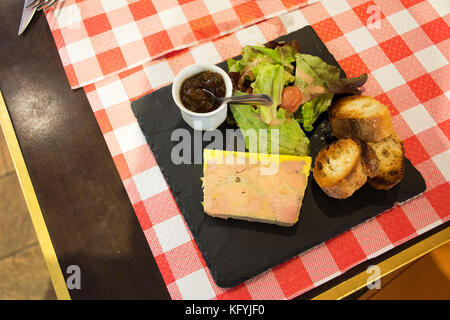 Entenstopfleber Mousse oder Foie gras de canard entier Essen mit süßen Soße, Brot und Salat Gemüse im Restaurant in Paris, Frankreich Stockfoto