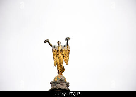 Goldene Statue des Sieges auf dem Brunnen französischen namens La Victoire de Louis - Simon boizot au Sommet de la Colonne für Menschen und Reisende besuchen in p Stockfoto