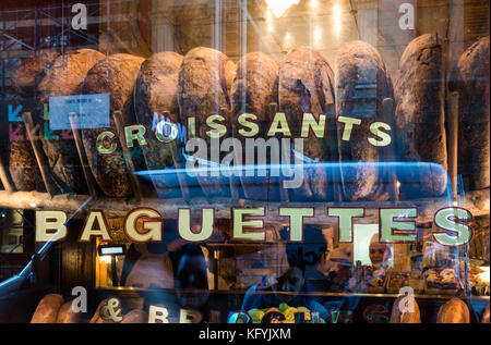 Schaufenster einer französischen Bäckerei in New York City Stockfoto