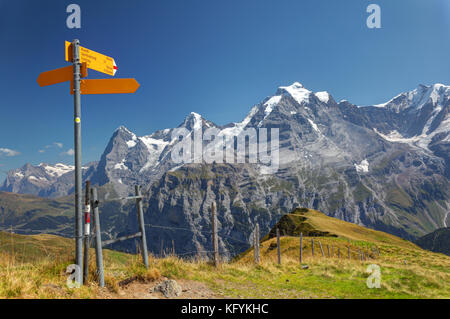 Wanderschild am Wasenegg am Schilthorn, Eiger, Mönch und Jungfrau im Hintergrund, Schweiz Stockfoto