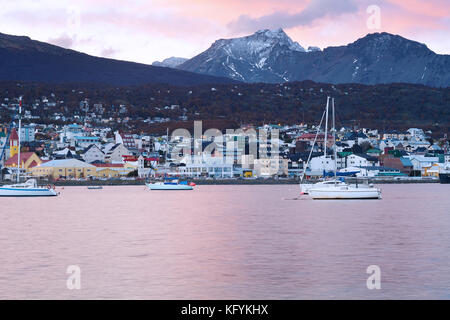 Blick auf die Stadt Ushuaia am Sonnenuntergang. Tierra del Fuego, Argentina. Stockfoto