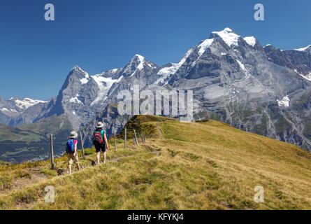 Frau und Mädchen wandern auf dem Wasenegg am Schilthorn, Eiger, Mönch und Jungfrau im Hintergrund, Schweiz Stockfoto