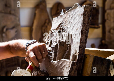Detail der kaukasischen mittleren Alters sculteur Arbeiten auf Holz, Tageslicht Stockfoto