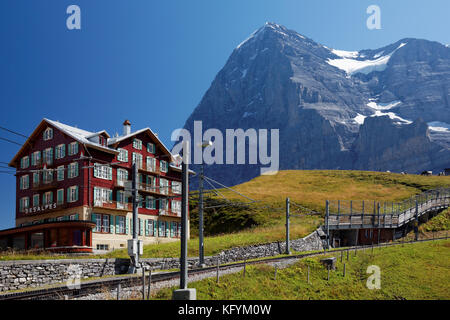 Hotel des Alps und Bahngleise unterhalb der Nordseite des Eigers in der kleinen Scheidegg, Berner Oberland, Schweiz Stockfoto