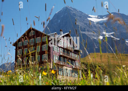 Das Hotel des Alps liegt auf einer Wiese unterhalb der Nordseite des Eigers in der kleinen Scheidegg, Berner Oberland, Schweiz Stockfoto