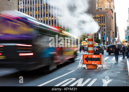 New Yorker Verkehr in der 49. Straße, Bus und Dampfleitung Stockfoto