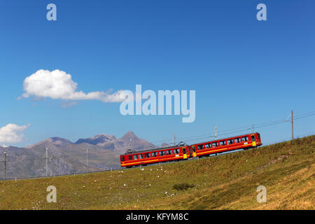 Rote Eisenbahnwaggons auf der Jungfrau-Bahn, Berner Oberland, Schweiz Stockfoto