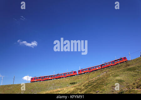 Rote Eisenbahnwaggons auf der Jungfrau-Bahn, Berner Oberland, Schweiz Stockfoto