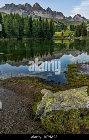 Vista delle Dolomiti riflessa sul Lago San Pellegrino situato nel Comune di Moena, Trento. Stockfoto