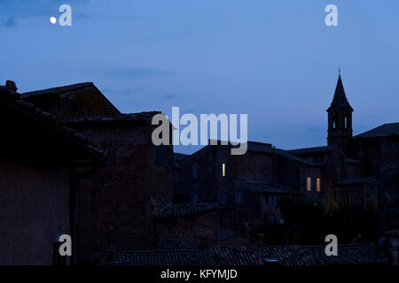 Der Mond erhebt sich über das mittelalterliche Viertel in der umbrischen Stadt Orvieto, Italien. Stockfoto