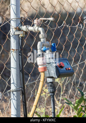 Alte Wasserhahn mit modernen Timer in Griechenland Stockfoto