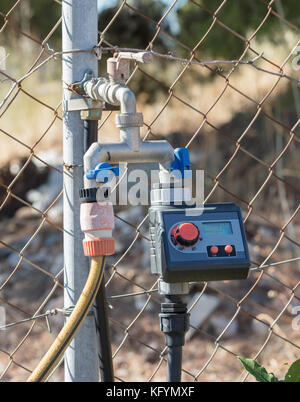 Alte Wasserhahn mit modernen Timer in Griechenland Stockfoto