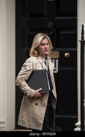 Justine Greening, Staatssekretärin für Bildung, kommt am 31. Oktober 2017 zur wöchentlichen Kabinettssitzung in der Downing Street an. Stockfoto