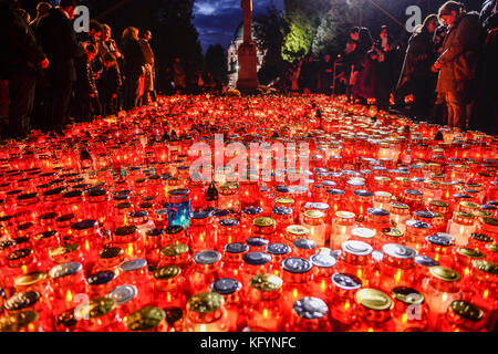 Zagreb, Kroatien. 01 Nov, 2017. Hunderte von Kerzen auf das Grab der verstorbenen während der Feiern in der Allerheiligen an mirogoj Friedhof, Zagreb, Kroatien am 01. November 2017. Credit: omar Marques/Pacific Press/alamy leben Nachrichten Stockfoto