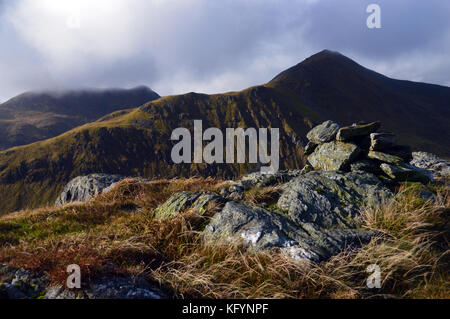 Die schottischen Berge munros stuc eine chroin und Ben vorlich vom Gipfel des Corbett meall in Perthshire na fearna, Scottish Highlands, Schottland. Stockfoto