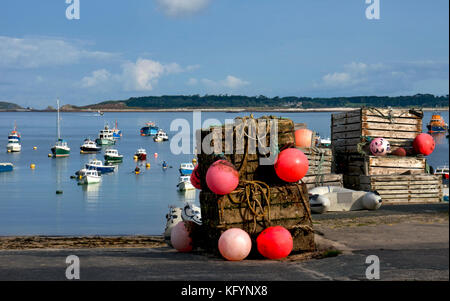 Angeln Kisten, Bojen, und Boote im Hafen an der Stadt Strand, Hugh Town, st.Maria, Isles of Scilly, England Stockfoto