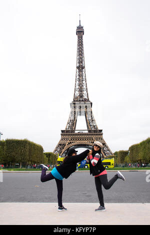 Asain Frauen Mutter und Tochter reisen und für Foto im Innenhof der Eiffelturm oder Tour Eiffel posiert am 5. September 2017 in Paris, Frankreich Stockfoto