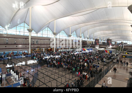 Security Checkpoint von Denver International Airport, Dach, das die Rocky Mountains erinnert. Stockfoto