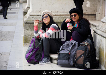 Asain Thai Frauen Mutter und Tochter sitzen und essen im Musée du Louvre oder das Grand Louvre Museum am 5. September 2017 in Paris, Frankreich Stockfoto