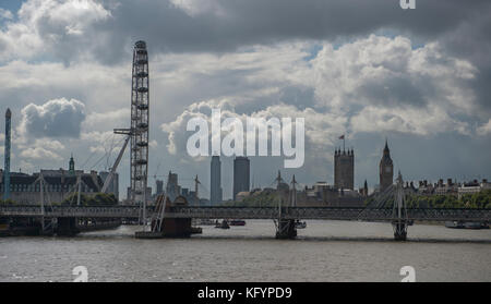 Blick auf die Hungerford Bridge, Big Ben und das London Eye von der Waterloo Bridge, September 2017 Stockfoto