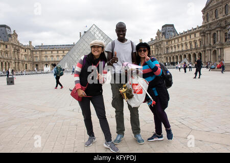 Asain Frauen Mutter und Tochter kaufen Souvenir aus afrikanischen, französischen Louvre Pyramide Musée du Louvre oder das Grand Louvre Museum am 5. September 2002, Stockfoto