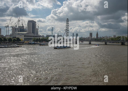 Blick auf die Hungerford Bridge, Big Ben und das London Eye von der Waterloo Bridge, September 2017 Stockfoto