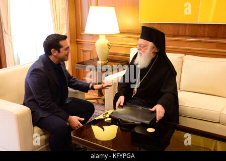 Athen, Griechenland. 01 Nov, 2017 Erzbischof von Tirana, Durrës und ganz Albanien Anastasios (rechts) und der griechische Premierminister Alexis Tsipras (links), bei ihrem Treffen. Credit: Dimitrios karvountzis/Pacific Press/alamy leben Nachrichten Stockfoto