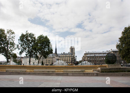 Anzeigen Landschaft der Stadt Paris im Innenhof des Hotel de Ville mit der Oberseite der Kathedrale Notre Dame in Paris, Frankreich. Stockfoto