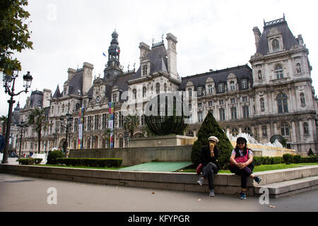 Asain Frauen Mutter und Tochter reisen und posieren für ein Foto mit Hotel de Ville am 6. September 2017 in Paris, Frankreich Stockfoto