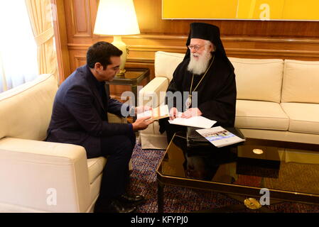 Athen, Griechenland. 01 Nov, 2017 Erzbischof von Tirana, Durrës und ganz Albanien Anastasios (rechts) und der griechische Premierminister Alexis Tsipras (links), bei ihrem Treffen. Credit: Dimitrios karvountzis/Pacific Press/alamy leben Nachrichten Stockfoto