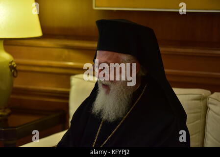 Athen, Griechenland. 01 Nov, 2017 Erzbischof von Tirana, Durrës und ganz Albanien Anastasios, während des Treffens mit den griechischen Premierminister Alexis Tsipras. Credit: Dimitrios karvountzis/Pacific Press/alamy leben Nachrichten Stockfoto