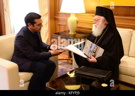 Athen, Griechenland. 01 Nov, 2017 Erzbischof von Tirana, Durrës und ganz Albanien Anastasios (rechts) und der griechische Premierminister Alexis Tsipras (links), bei ihrem Treffen. Credit: Dimitrios karvountzis/Pacific Press/alamy leben Nachrichten Stockfoto