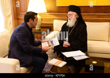 Athen, Griechenland. 01 Nov, 2017 Erzbischof von Tirana, Durrës und ganz Albanien Anastasios (rechts) und der griechische Premierminister Alexis Tsipras (links), bei ihrem Treffen. Credit: Dimitrios karvountzis/Pacific Press/alamy leben Nachrichten Stockfoto