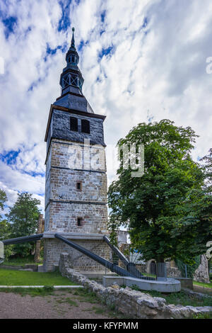 Der schiefe Turm von Bad Frankenhausen, der Kirchturm der Oberkirche in Bad Frankenhausen, Thüringen. Stockfoto