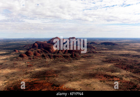 Luftaufnahme von Kata Tjuṯa, einer Gruppe von großen, gewölbten Felsformationen im Uluṟu-Kata Tjuṯa National Park, Northern Territory, Australien Stockfoto