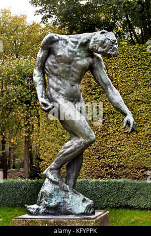 L'Ombre - Mann 1904 François Auguste René Rodin 1840 - 1917 (wie Auguste Rodin bekannt) war ein französischer Bildhauer, Paris Frankreich Französisch. (Rodins originellsten Arbeiten wich von traditionellen Themen des Mythos und Allegorie, modelliert der menschliche Körper mit Realismus, gefeiert und individuellen Charakter und Körperlichkeit.) Stockfoto