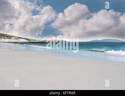 West Falkland Inseln wunderschöne Meereslandschaft mit weißem Sand, türkisfarbenes Wasser und flauschige Wolken. Stockfoto